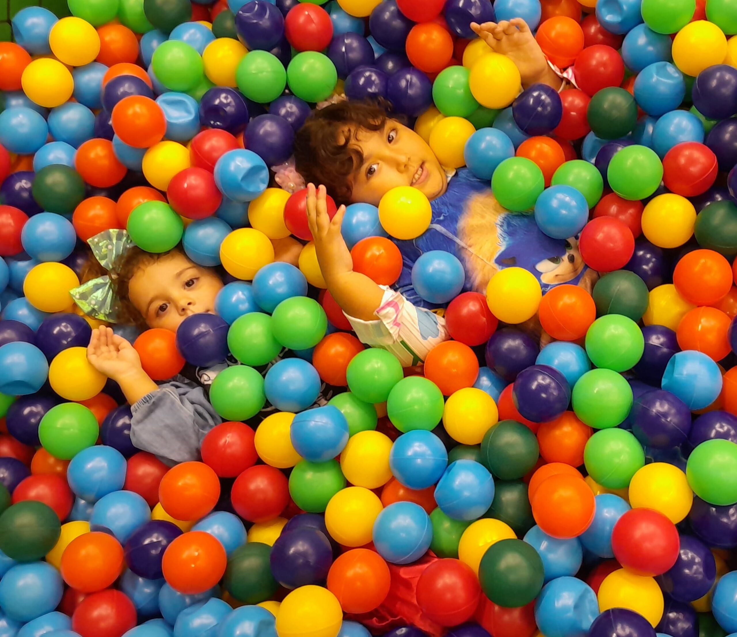Crianças brincando na piscina de bolinhas do DivertPark